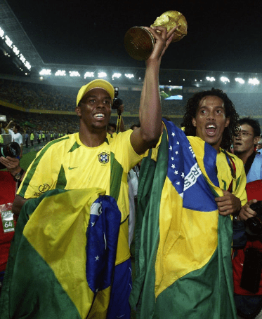 Ronaldinho: Sự Nghiệp World Cup, Biệt Danh, Tên Thật và Cuộc Sống Cá Nhân Tại sao Ronaldinho ở tù (1)